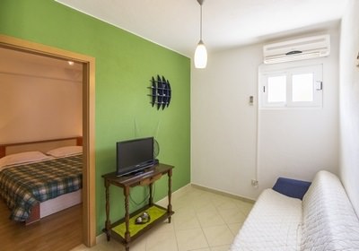 apartman žuti, dnevni boravak i soba